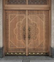 sculpté en bois des portes avec motifs et mosaïques. photo