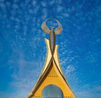 Ouzbékistan, Tachkent - janvier 4, 2023 monument de indépendance dans le forme de une stèle avec une humo oiseau dans le Nouveau Ouzbékistan parc. photo