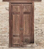 sculpté en bois des portes avec motifs et mosaïques. photo