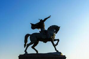 tachkent, Ouzbékistan - octobre 16, 2023 monument émir timur ou Tamerlan sur une ensoleillé journée. photo