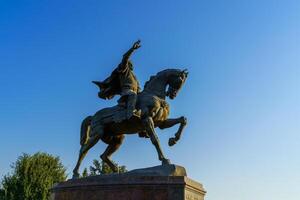 tachkent, Ouzbékistan - octobre 16, 2023 monument émir timur ou Tamerlan sur une ensoleillé journée. photo