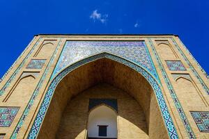 entrée à mosquées fabriqué de brique contre une bleu sans nuages ciel. photo