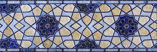 géométrique traditionnel islamique ornement. fragment de une céramique mosaïque. photo