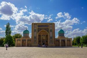 Ouzbékistan, Tachkent - octobre 4, 2023 Hazrati imam complexe sur une ensoleillé journée avec une nuageux ciel. photo