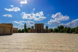 Ouzbékistan, Tachkent - octobre 4, 2023 Hazrati imam complexe sur une ensoleillé journée avec une nuageux ciel. photo