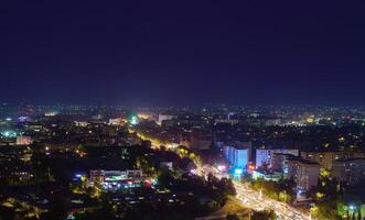 Ouzbékistan, Tachkent - septembre 29, 2023 Haut vue de le observation plate-forme sur le Tachkent la télé la tour à le central partie de le ville couvert avec smog à la nuit . air pollution. photo