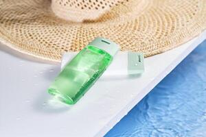 shampooing et douche gel avec hydratant et Soleil protection effet. photo