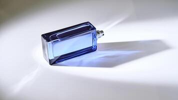 parfum vaporisateur dans une bleu bouteille sur une blanc Contexte. photo