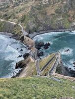 vue plus de san Juan de gaztelugatxe dans Espagne pendant lever du soleil photo