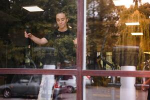 femme a été fonctionnement sur le tapis roulant dans le salle de sport. photo