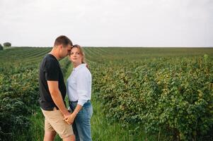 aimant gars et fille en marchant dans nature.concept de l'amour récit amateurs de plein air en marchant dans printemps parc.élégant couple dans l'amour étreindre sur une marcher dans printemps. photo