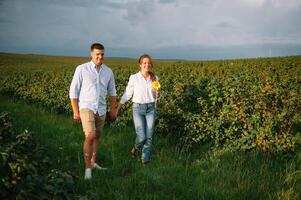 aimant gars et fille en marchant dans nature.concept de l'amour récit amateurs de plein air en marchant dans printemps parc.élégant couple dans l'amour étreindre sur une marcher dans printemps. photo