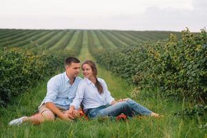 aimant gars et fille en marchant dans nature.concept de l'amour récit amateurs de plein air en marchant dans printemps parc.élégant couple dans l'amour étreindre sur une marcher dans printemps. photo