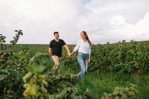 aimant gars et fille en marchant dans nature.concept de l'amour récit amateurs de plein air en marchant dans printemps parc.élégant couple dans l'amour étreindre sur une marcher dans printemps. photo