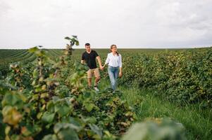 aimant gars et fille en marchant dans nature.concept de l'amour récit amateurs de plein air en marchant dans printemps parc.élégant couple dans l'amour étreindre sur une marcher dans printemps. photo