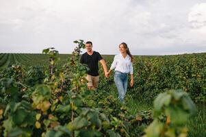 aimant gars et fille en marchant dans nature.concept de l'amour récit amateurs de plein air en marchant dans printemps parc.élégant couple dans l'amour étreindre sur une marcher dans printemps. photo