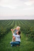 élégant mère et fille ayant amusement sur le la nature. content famille concept. beauté la nature scène avec famille Extérieur mode de vie. content famille repos ensemble. bonheur dans famille vie. les mères journée photo