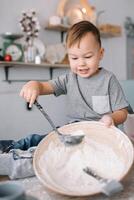 Jeune garçon mignonne sur le cuisine cuisinier chef dans blanc uniforme et chapeau près tableau. fait maison pain d'épice. le garçon cuit le Chocolat biscuits. photo