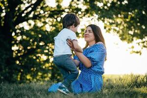 avoir une peu peu fils repos sur la nature photo