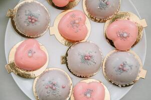 desserts avec des fruits, mousse, des biscuits. différent les types de sucré des pâtisseries, petit coloré sucré Gâteaux, macarons, et autre desserts dans le sucré buffet. bonbons bar pour anniversaire. photo