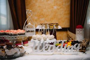 desserts avec des fruits, mousse, des biscuits. différent les types de sucré des pâtisseries, petit coloré sucré Gâteaux, macarons, et autre desserts dans le sucré buffet. bonbons bar pour anniversaire. photo