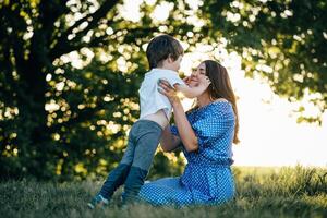 avoir une peu peu fils repos sur la nature photo