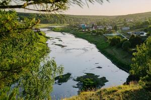 rustique village scène rivière et pendaison pont photo