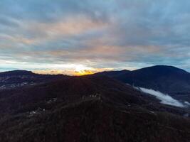 vue de Montagne le coucher du soleil par l'automne paysage photo