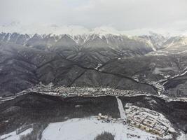 vue de le hiver le coucher du soleil et couvert de neige montagnes dans sochi photo