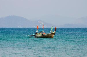 vues de le îles de Thaïlande et turquoise eau, rochers, yachts ou bateaux photo