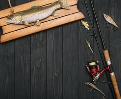 pêche tacle - pêche filage, crochets et leurres sur assombrir en bois Contexte. Haut vue photo