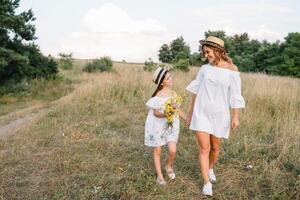 mère et fille ayant amusement dans le parc. bonheur et harmonie dans famille vie. beauté la nature scène avec famille Extérieur mode de vie. de la mère journée photo