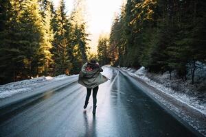 photo de retour de fille avec chapeau dans forêt à Montagne route. se détendre temps sur vacances concept Voyage ,couleur de ancien Ton et doux se concentrer.