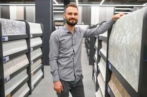 le acheteur choisit fond d'écran dans le boutique pour rénovation des biens photo