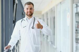 Jeune Masculin médecin dans une couloir de une général hôpital photo