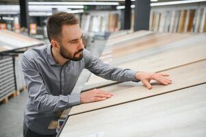 homme choisir stratifié échantillons dans Matériel boutique photo