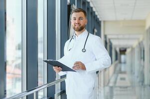 Jeune Masculin médecin dans une couloir de une général hôpital photo