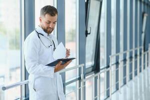 portrait de Beau Jeune médecin sur hôpital couloir photo