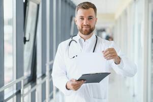 Jeune Masculin médecin dans une couloir de une général hôpital photo