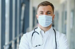 Jeune Masculin médecin dans une couloir de une général hôpital photo