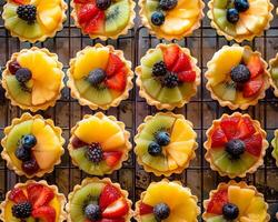 fruit tartelettes sur refroidissement grille photo