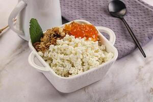 fromage blanc avec granola et Orange confiture photo