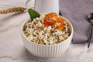 fromage blanc avec granola et Orange confiture photo