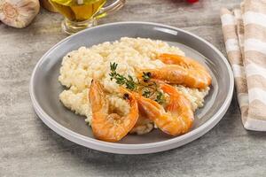 italien Risotto avec crevette servi thym photo