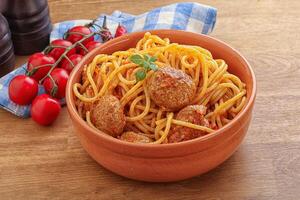 spaghettis aux boulettes de viande à la sauce tomate photo