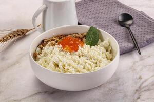 fromage blanc avec granola et Orange confiture photo