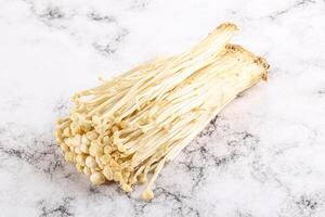 savoureux brut enoki champignon tas photo