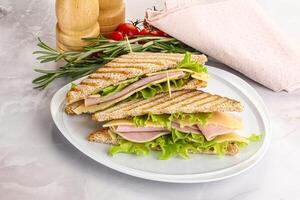 fait maison club sandwich avec jambon et fromage photo