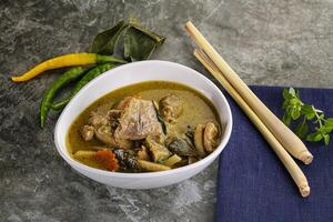 thaïlandais vert curry soupe avec basilic photo