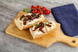 Bruschetta avec strachatelle et sec tomate photo